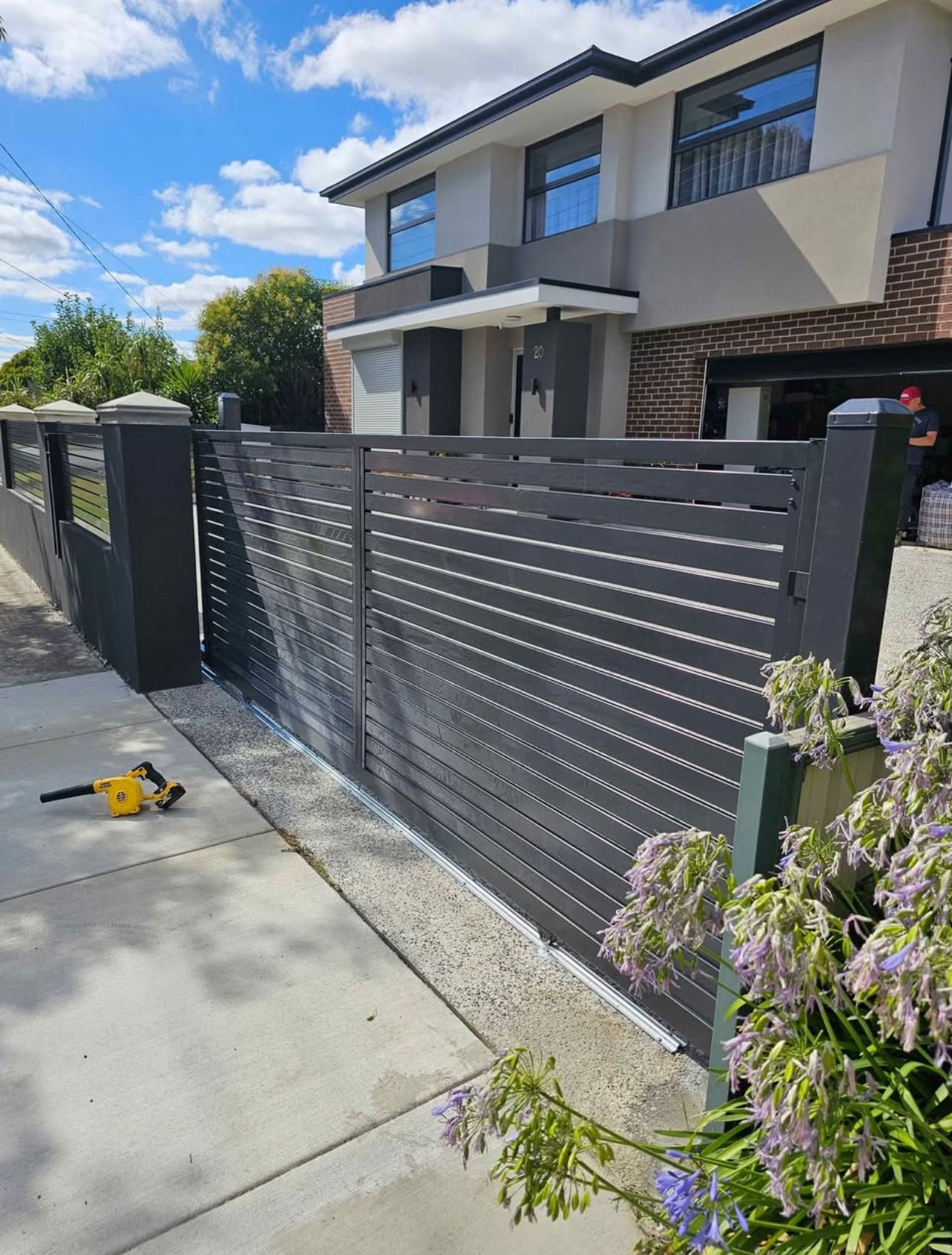 Automatic aluminium slat sliding driveway gate