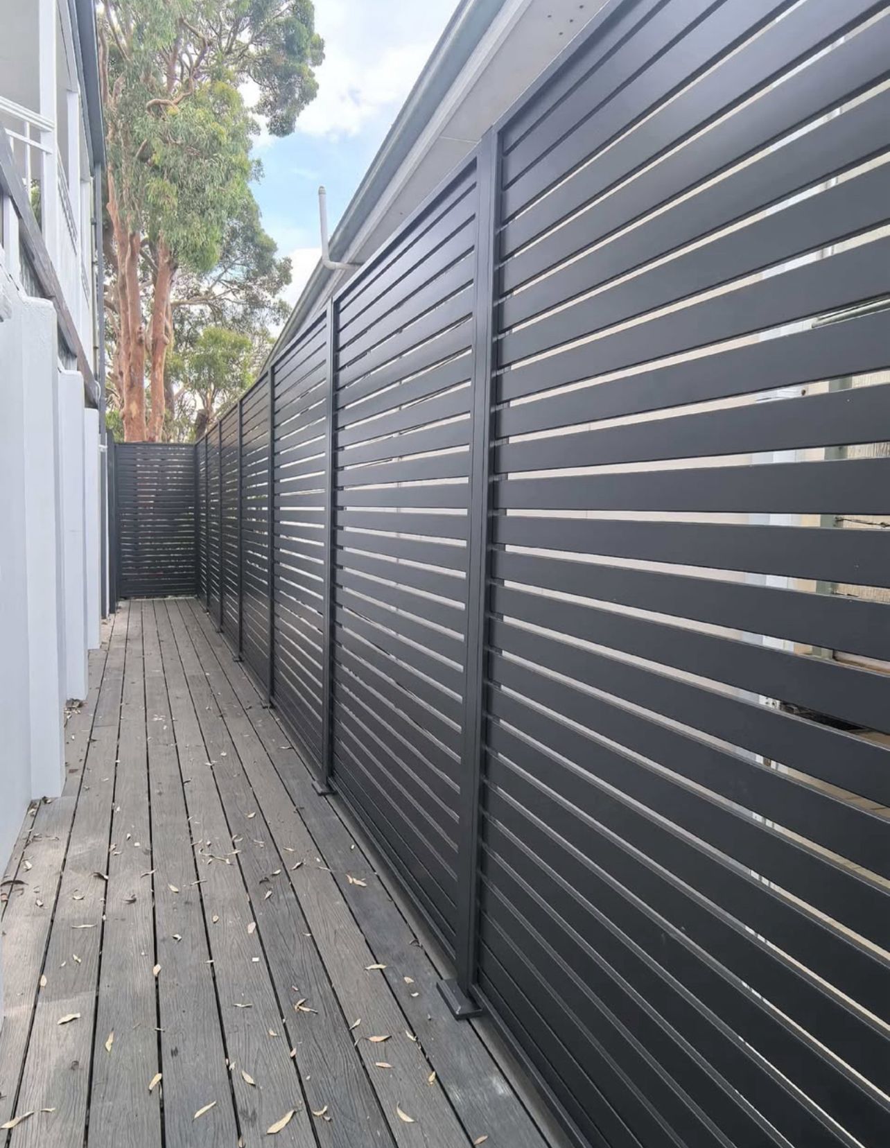 Horizontal aluminium slat fence in matte black